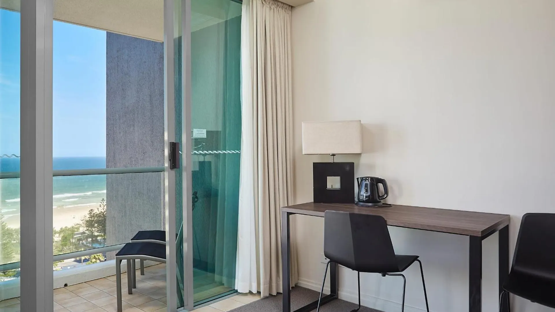 Beach View With King Bed Studio In Gold Coast Apartment